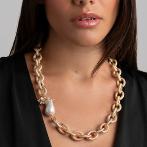 Collana con Scaramazza Bianca e Cristallini